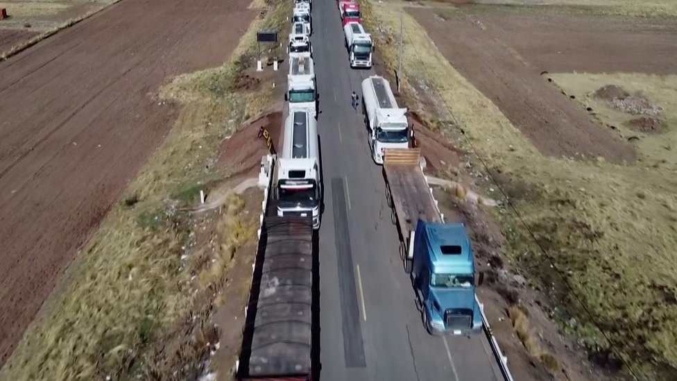 Peru-Bolivia border blocked by protesters