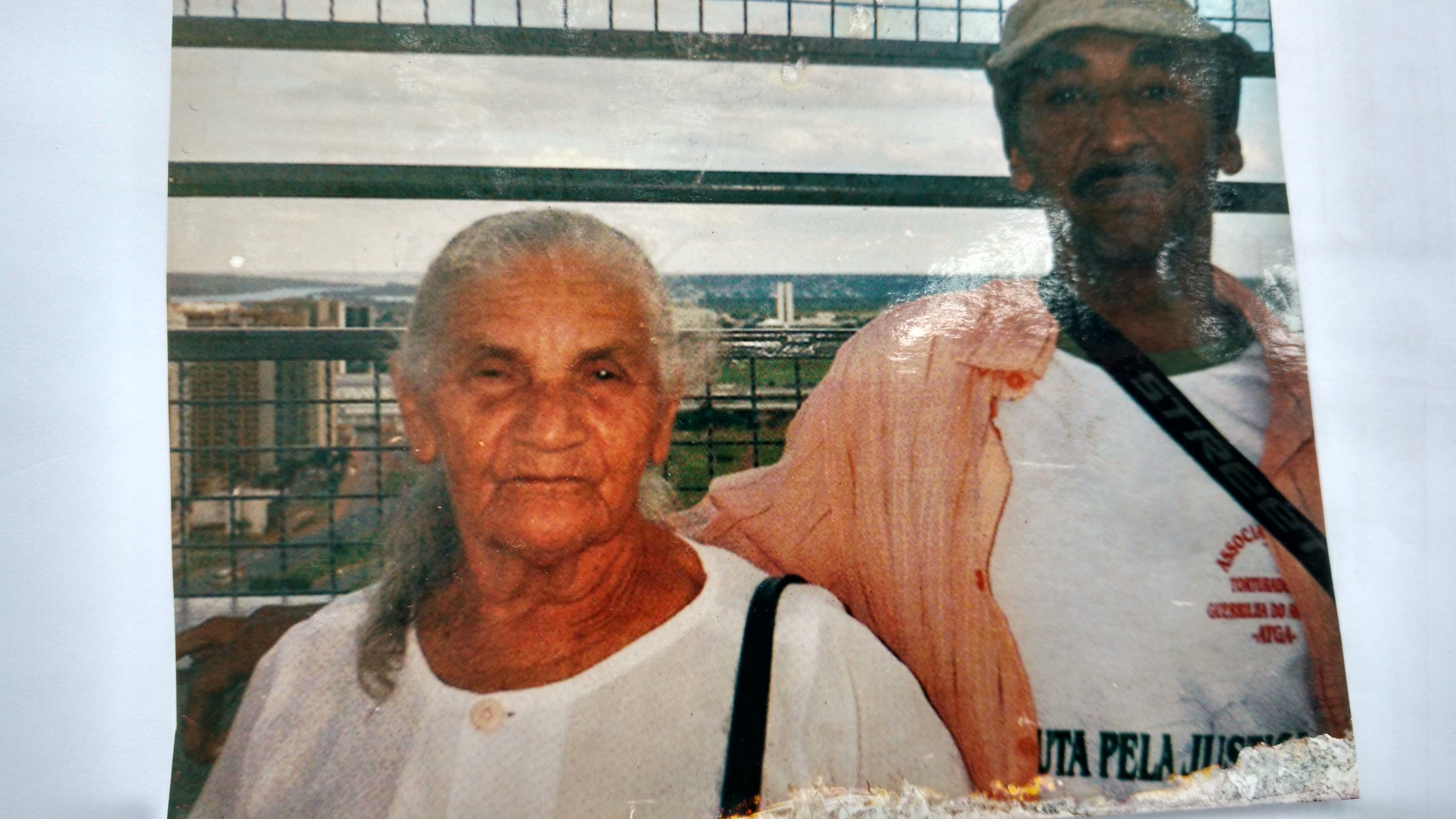 Juracy Bezerra de Oliveira con su madre biológica, María Bezerra de Oliveira.