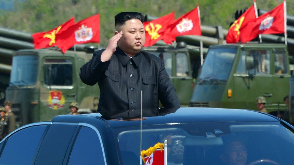 El líder norcoreano Kim Jong Un estuvo presente en la demostración junto a la cúpula militar del país. Líder norcoreano Kim Jong Un