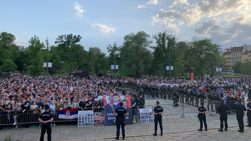 Pristalice vlasti i opozicije ispred Skup&scaron;tine Srbije