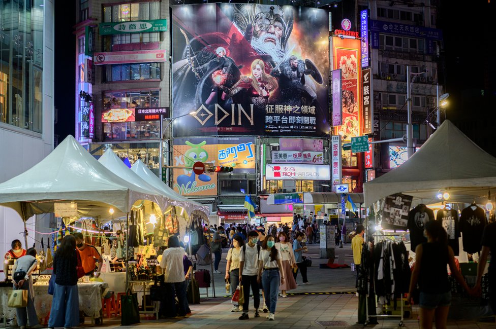 西門町商圈上的一個小跳蚤市場，是台灣年輕一代喜歡聚集和社交的地方。該地區擁有台灣最大的步行街，周末和節假日尤其擁擠。