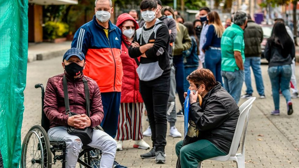 Personas haciendo fila en Colombia para hacer tests de coronavirus.