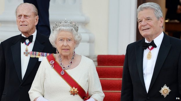 Королева и герцог Эдинбургский прибывают на государственный банкет, устроенный президентом Германии Гауком (справа)