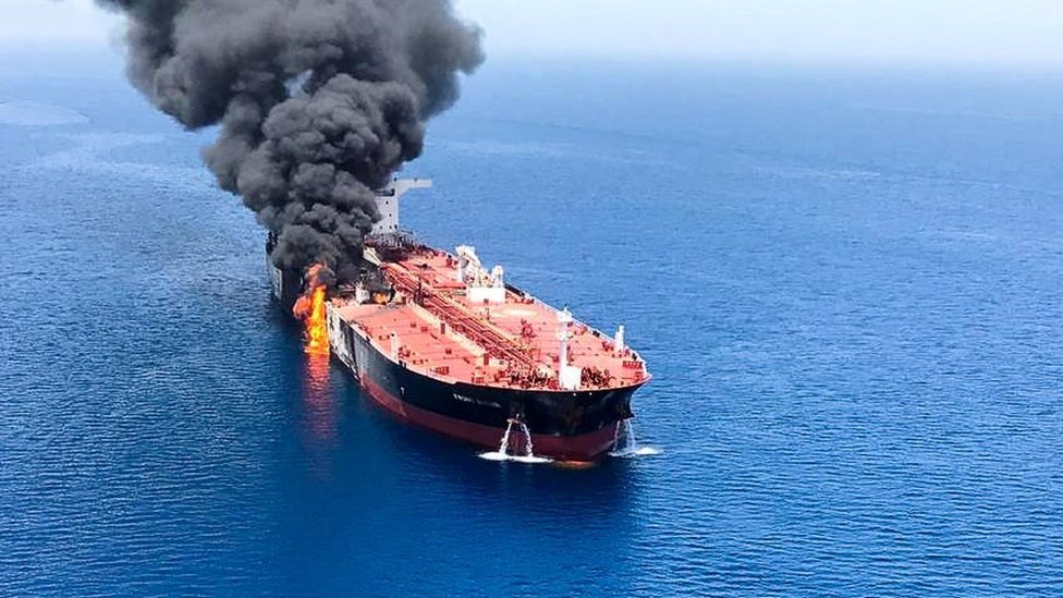 Виден нефтяной танкер после нападения на Оманский залив
