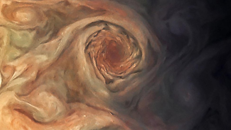 La sonda espacial Juno, que alcanzó la órbita de Júpiter en julio de 2016, captó esta otra tormenta en el planeta. Tormenta roja de Júpiter.