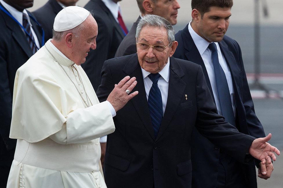 El papa Francisco junto a Raúl Castro en su llegada al Aeropuerto Internacional José Martí el 19 de septiembre de 2015.