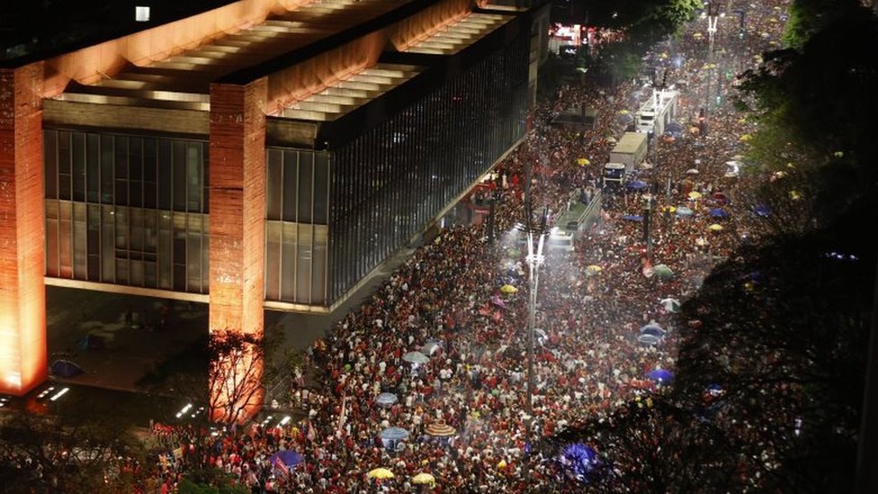 أنصار لولا دا سيلفا يحتفلون في الشوارع فور إعلان نتيجة الانتخابات الرئاسة