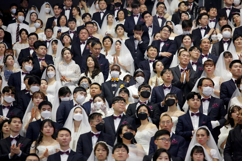 بعض الأزواج في حفل زفاف جماعي نظمته كنيسة التوحيد في غابيونغ في كوريا الجنوبية