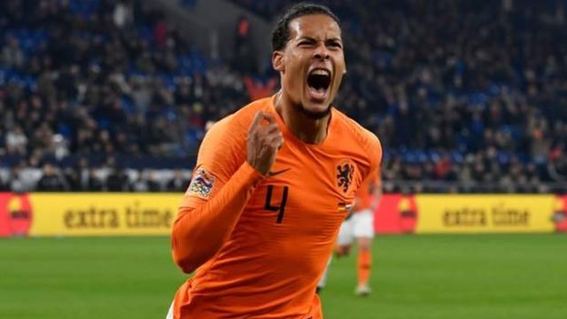 Virgil van Dijk celebra el tanto del empate frente a Alemania que clasificó a Holanda al cuadrangular final de la Nations League.