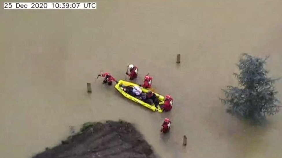 Девять человек и три собаки спасены от наводнения в Харролде, Бедфордшир