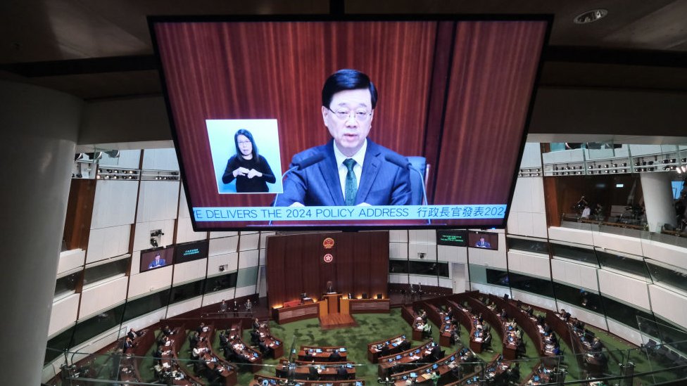 香港特區行政長官李家超在立法會上發表其任內第三份施政報告。（16/10/2024）