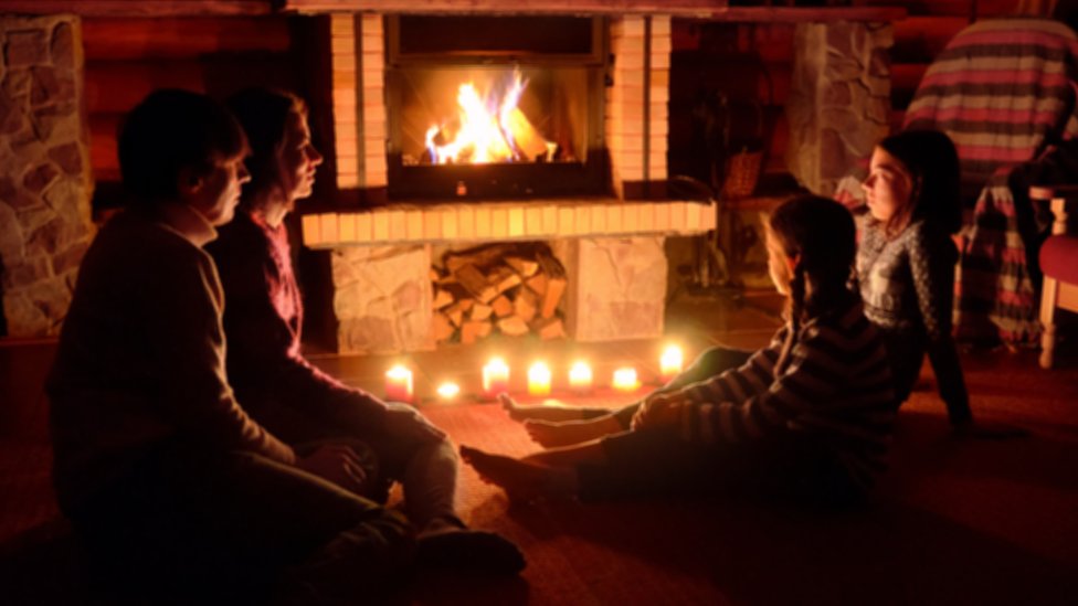 Familia junto a la chimenea