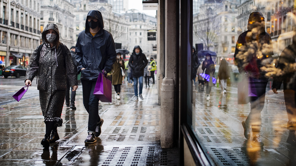 Покупатели на мокрой лондонской улице