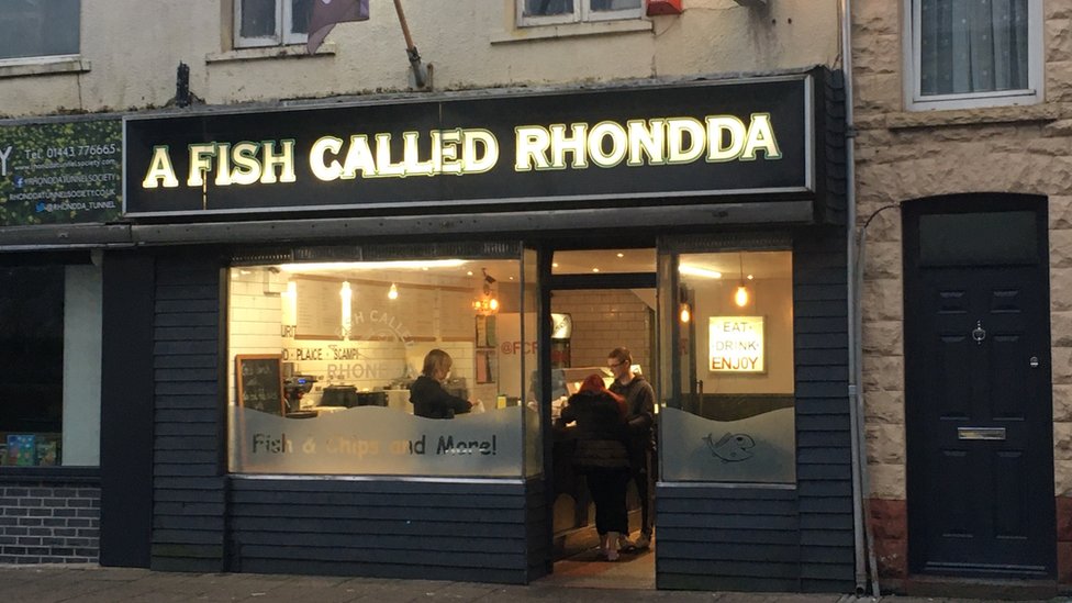 Магазин чипсов Fish Called Rhondda в Треорчи