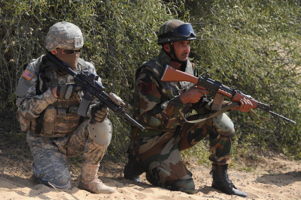 Солдаты Индии и США участвуют в военных учениях «Юд Абхьяс 2012» в Махаджане в секторе Раджастан, примерно в 150 км. из Биканера, 13 марта 2012 г.