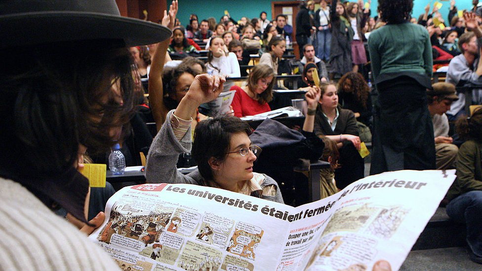 Francia es el tercer destino de los universitarios latinoamericanos que estudian en el extranjero. Estudiantes en la Sorbona de París