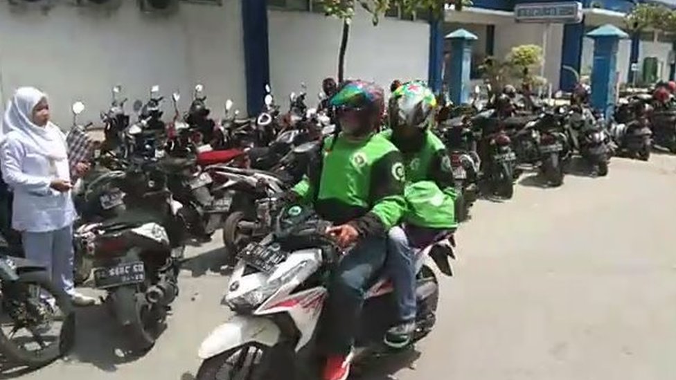 Мотоциклисты покидают больницу