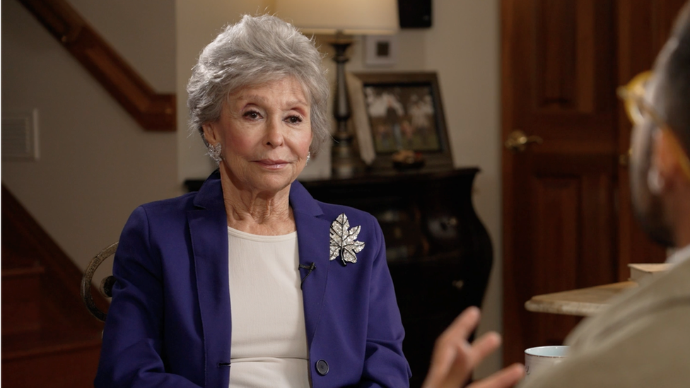 Rita Moreno conversa con BBC Mundo luego de ser elegida una de las 100 mujeres del año de la cadena británica.