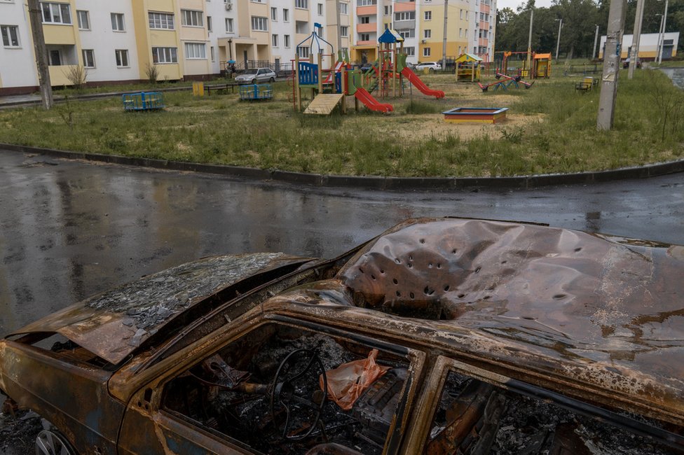 Harkov'da bir çocuk parkı yakınında misket bombası izleri (Joel Gunter/BBC)