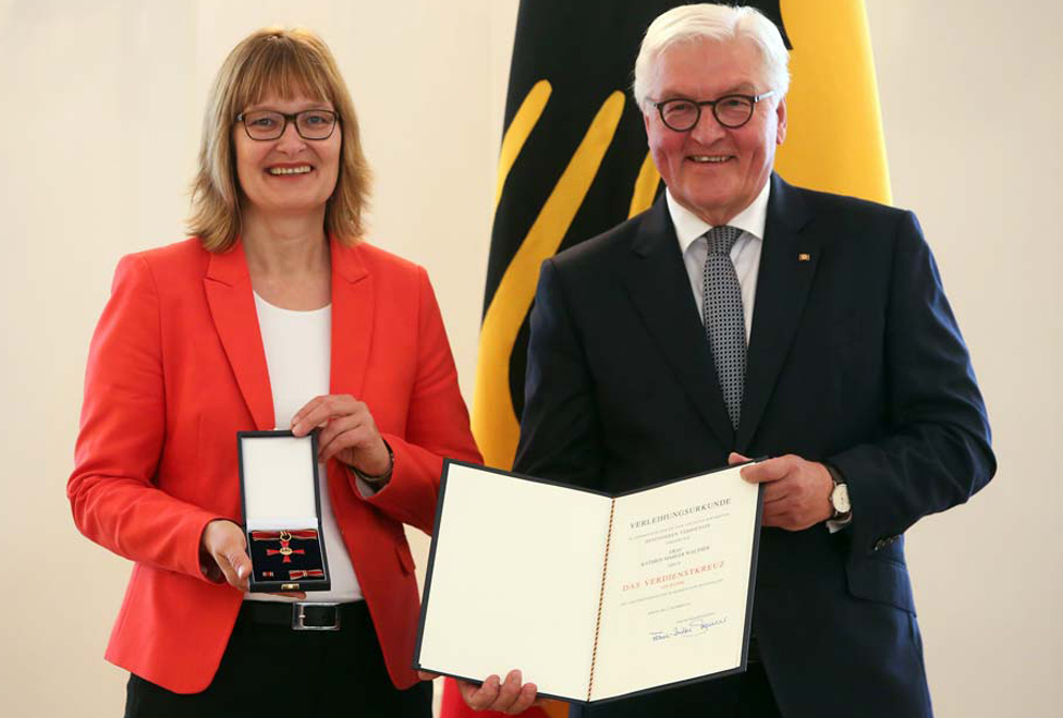 Активистка Катрин Малер Вальтер (слева) получает награду от президента Германии Франка-Вальтера Штайнмайера, 2 октября 19