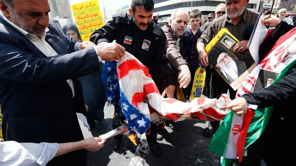 متظاهرون يحرقون علم الولايات المتحدة في طهران