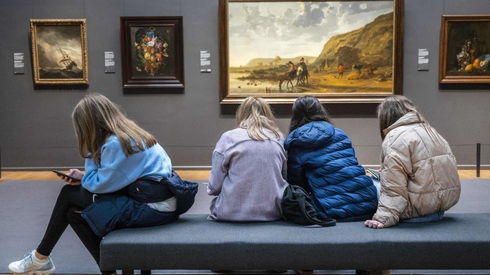 Amsterdam'daki Rijksmuseum ziyaretçileri.
