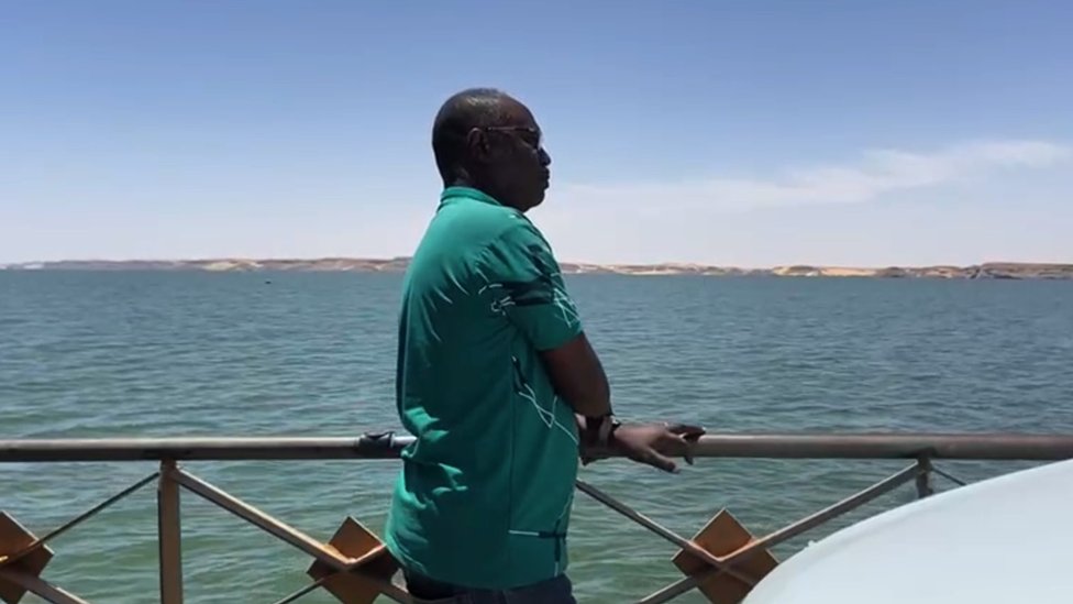 Mohamed Osman mirando el río Nilo