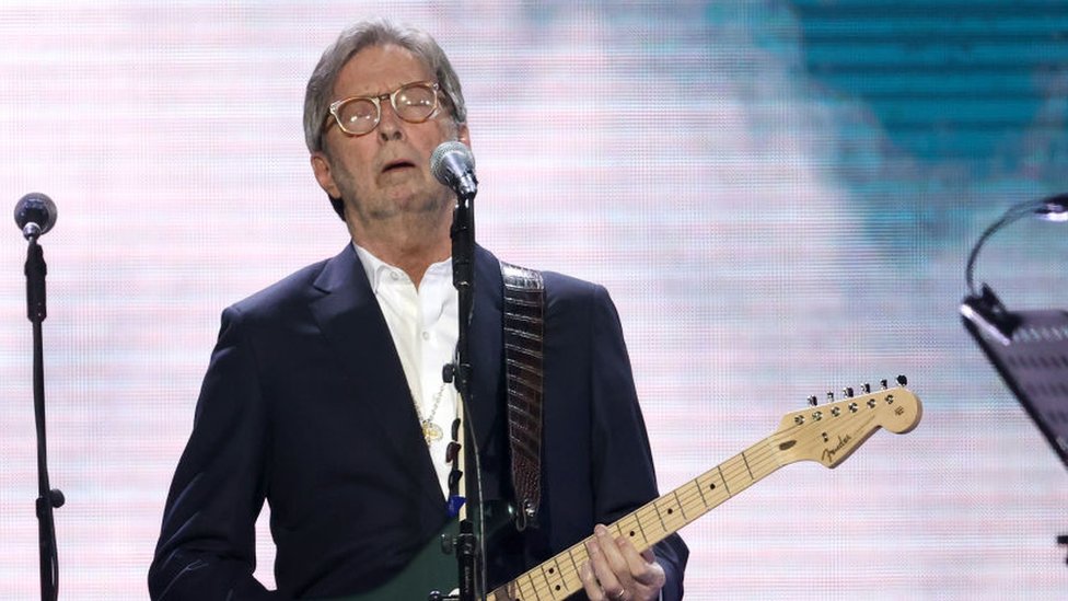 Rock efsanesi Eric Clapton, aşı zorunluluğu olan salonlarda konser vermeyeceğini söyledi