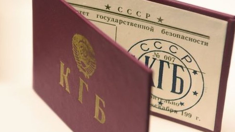 Los "ilegales" actuaban sin cobertura diplomática por lo que corrían un mayor peligro en caso de ser descubiertos. Una credencial de la KGB