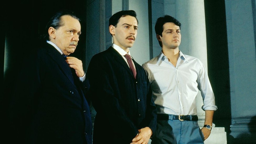 Os atores Gianfrancesco Guarnieri, Emílio de Mello, Marcelo Serrado em cena da novela