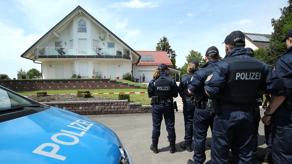 Немецкие полицейские прибывают в дом президента округа Касселя Вальтера Любке, который был найден мертвым, чтобы обыскать соседние дома в Вольфхаген-Истха недалеко от Касселя, Германия, 3 июня 2019 г.