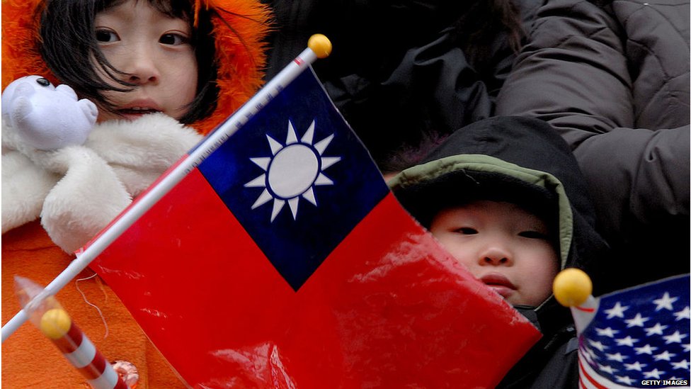 Ребенок держит флаг Китайской республики во время парада в китайском квартале округа Колумбия.