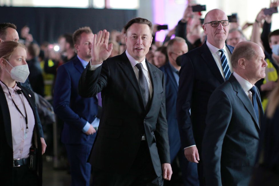 El canciller alemán Olaf Scholz (derecha), el premier del estado de Brandenburgo Dietmar Woidke (segundo derecha) y el CEO de Tesla Elon Musk (centro) durante la inaguración de la nueva planta de Tesla el 22 de marzo de 2022 cerca de Gruenheide, Alemania.