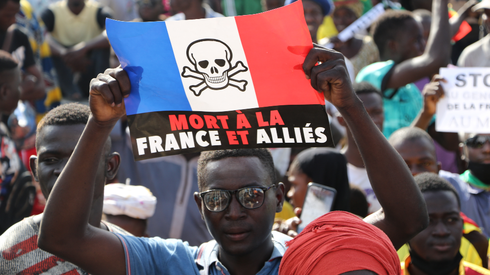 اندلعت عدة احتجاجات ضد فرنسا في مستعمرتها السابقة مالي