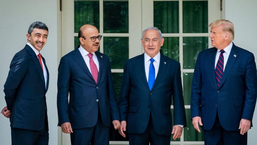 رئيس الوزراء الإسرائيلي بنيامين نتنياهو (الثاني إلى اليمين) ووزير الخارجية الإماراتي عبد الله بن زايد آل نهيان (إلى اليسار) ووزير الخارجية البحريني عبد اللطيف بن راشد الزياني (الثاني إلى اليسار) يحضرون مراسم التوقيع على اتفاقيات "تطبيع العلاقات" التي تم التوصل إليها بين إسرائيل، الإمارات العربية المتحدة والبحرين في البيت الأبيض في واشنطن، الولايات المتحدة في 15 سبتمبر/أيلول 2020