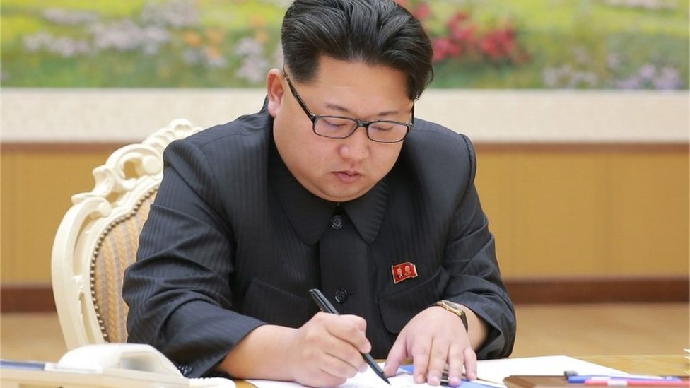 Ким Чен Ын подписывает заказ на прохождение теста