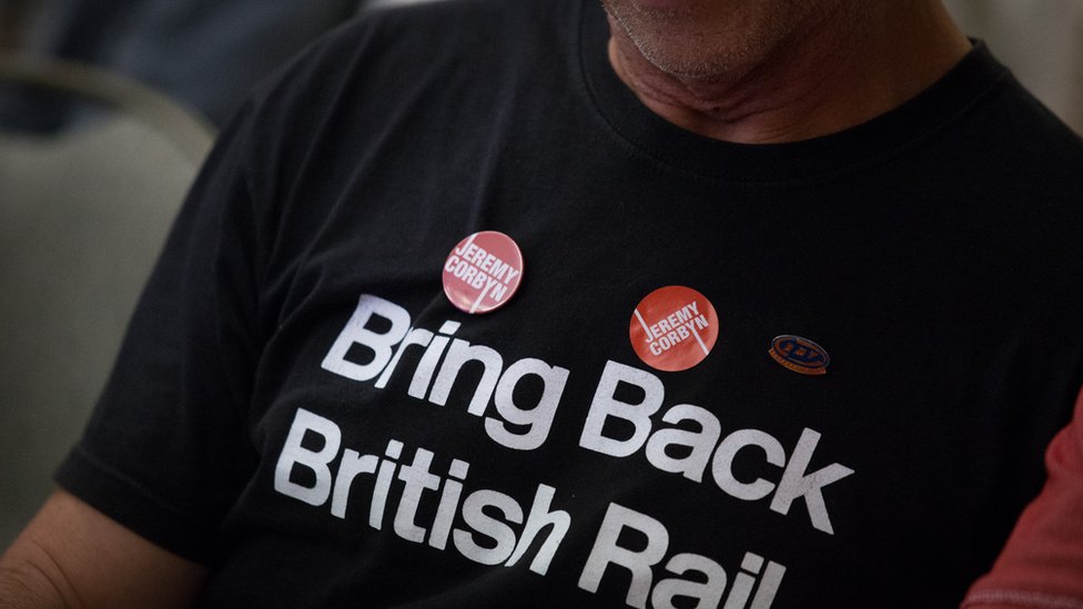 На футболке написано "Верните Британскую железную дорогу"