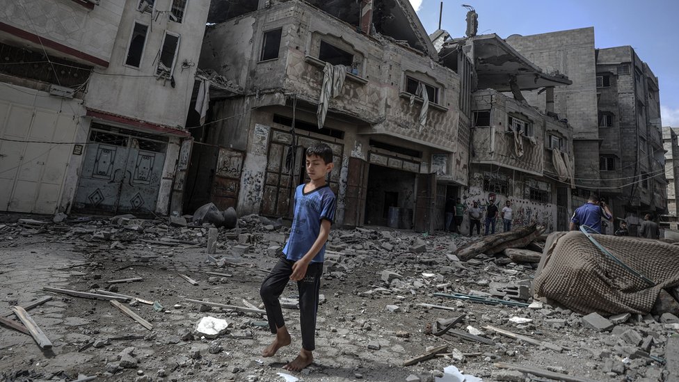 Un niño caminando entre los escombros en Gaza.