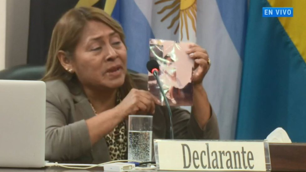 Captura de pantalla de la audiencia de la Corte Interamericana de Derechos Humanos en la cual Petita Albarracín muestra una foto de su hija Paola.
