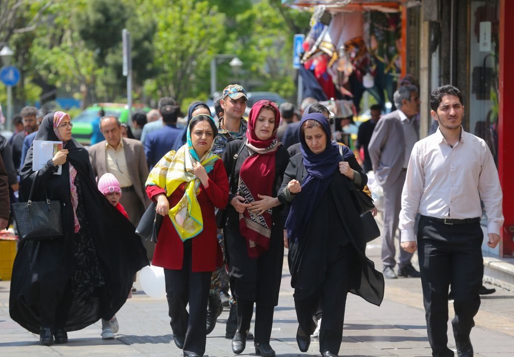الناس يسيرون في شارع مزدحم بوسط العاصمة الإيرانية طهران ، في 23 أبريل/نيسان 2019.