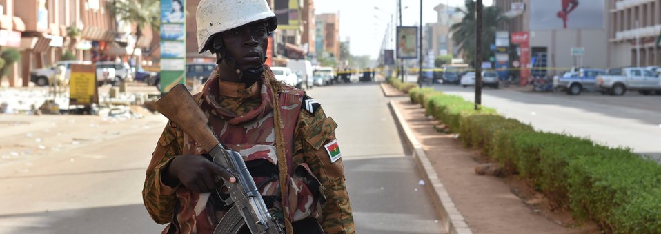 Солдат армии Буркина-Фасо стоит на страже возле отеля Splendid и близлежащего ресторана Cappuccino после нападения джихадистов в Уагадугу