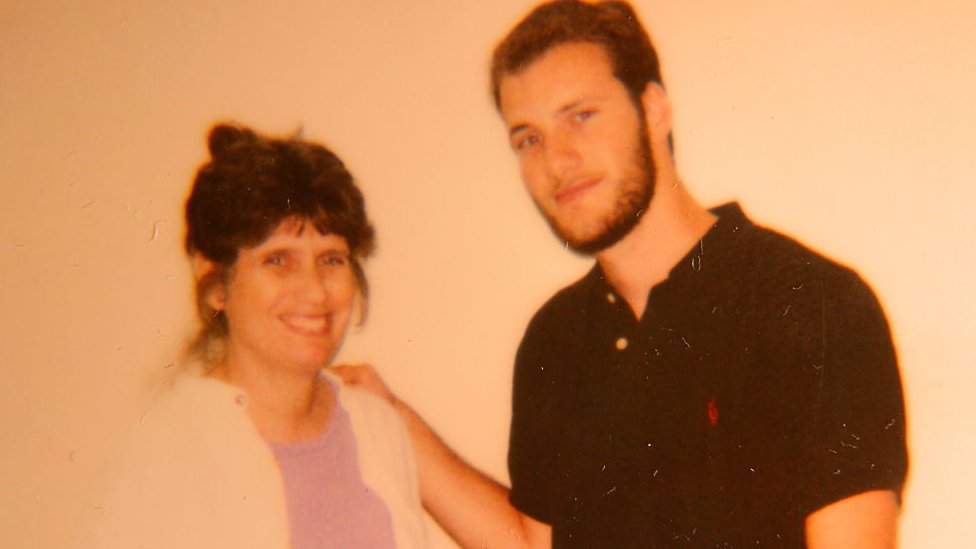 Чеса Буден и его мать Кэти Буден в тюрьме строгого режима, где она отбывает наказание.