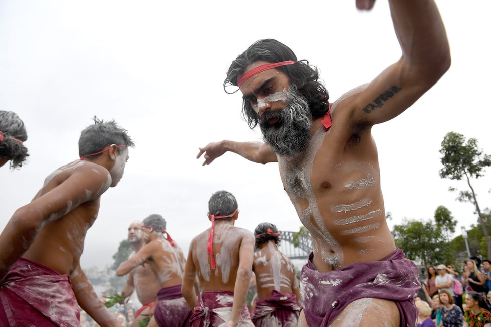 Люди коомурри и представители групп аборигенов со всей Австралии исполняют церемонию курения и танцы во время утренней церемонии WugulOra на лужайке Walumil в заповеднике Барангару в рамках празднования Дня Австралии в Сиднее, Австралия, 26 января 2017 г.