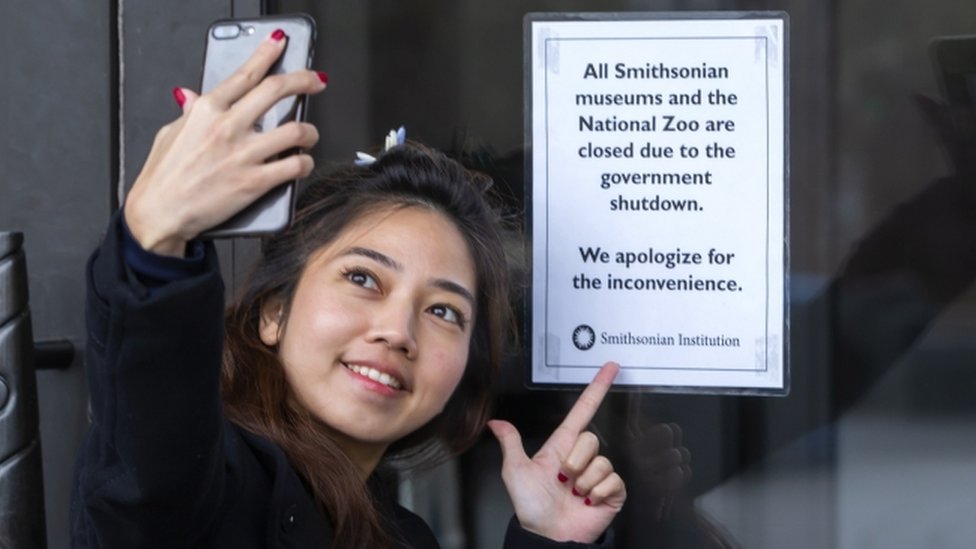 A Thai tourist snaps the consequences of the partial shutdown