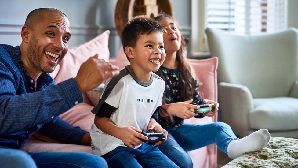 Familia jugando videojuego