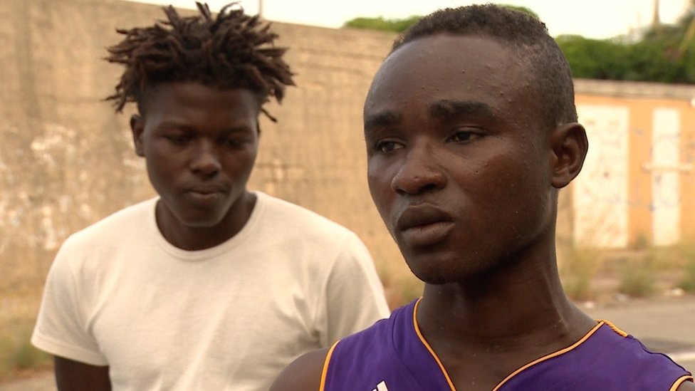 Счастливчику (справа) 20 лет, он из Нигерии