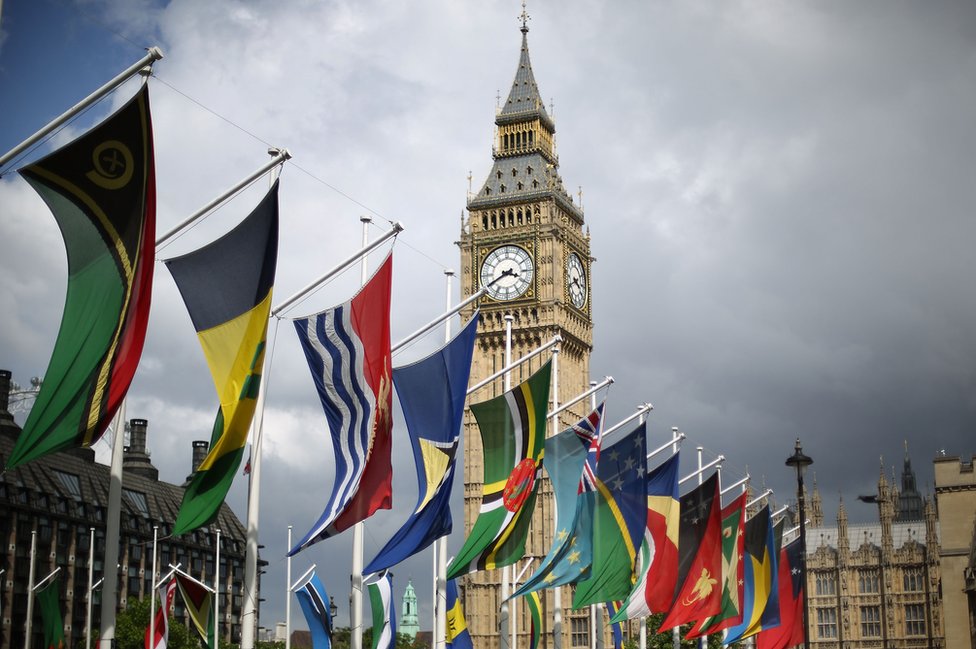أعلام دول الكومنولث في ميدان البرلمان البريطاني