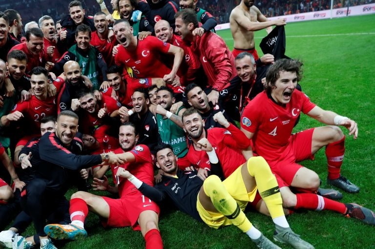 A Milli Takım, İzlanda maçı sonrası EURO 2020 finallerine katılma hakkı elde etmesini kutluyor