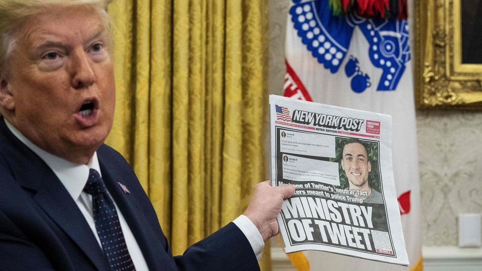 Donald Trump sujetando un ejemplar del New York Post