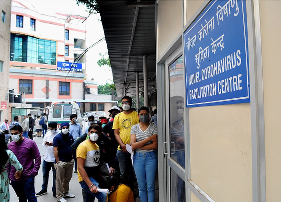 Индийцы выстраиваются в очередь в центре проверки на COVID в больнице Рам Манохар Лохиа (RML) после того, как в Дели возник случай паники, вызвавший паническую ситуацию в Дели, Индия, 4 марта 2020 г.